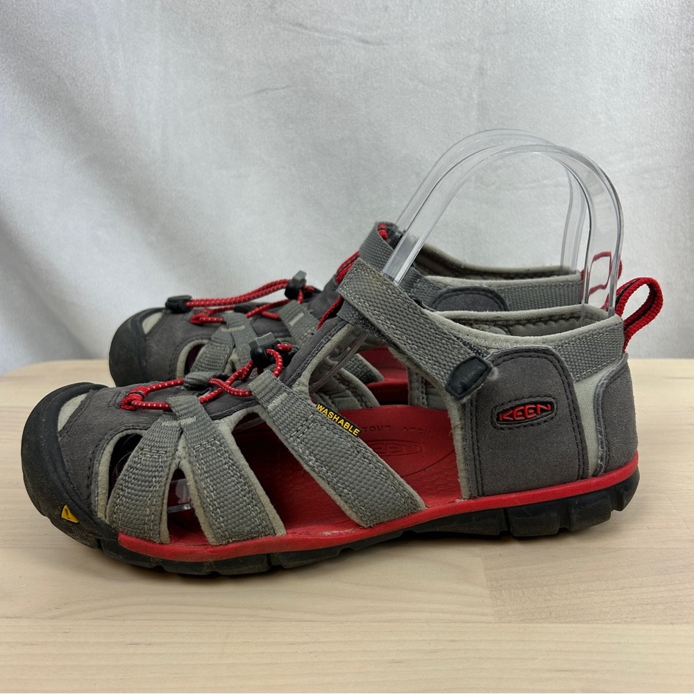 KEEN Boy's Sandals‎ Size 4 Cap Toe Velcro Strap